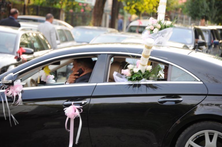 Despre nunta țigăească și mașinile de zeci de mii de euro