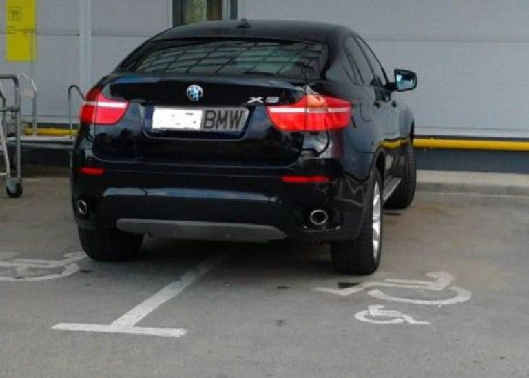Locurile de parcare pentru handicapați, preferatele șoferilor de BMW?