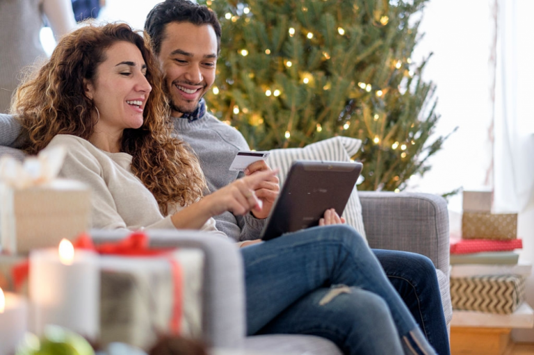 Supermarket sau magazin online – tu cum vei cumpara in acest an cadourile?